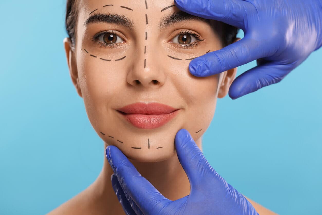 Mulher com marcações no rosto durante avaliação médica.