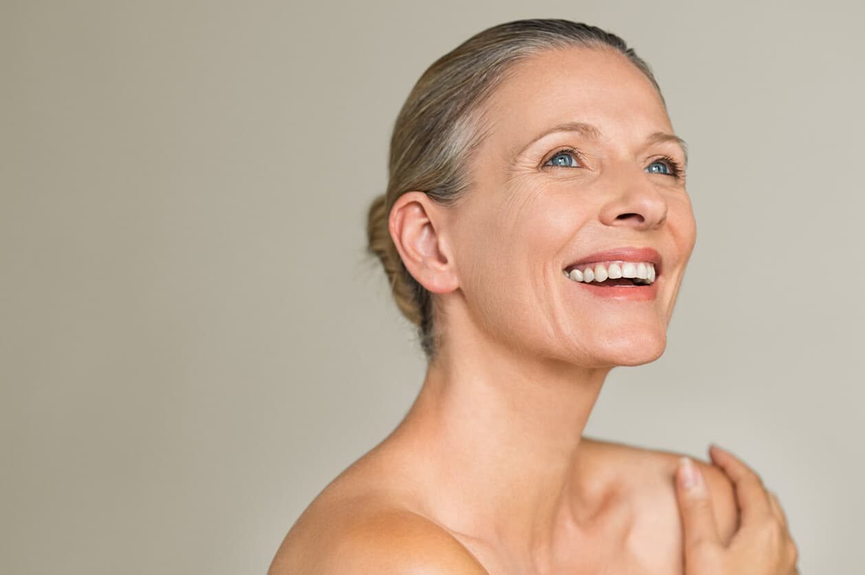 Mulher madura alegre e sorrindo