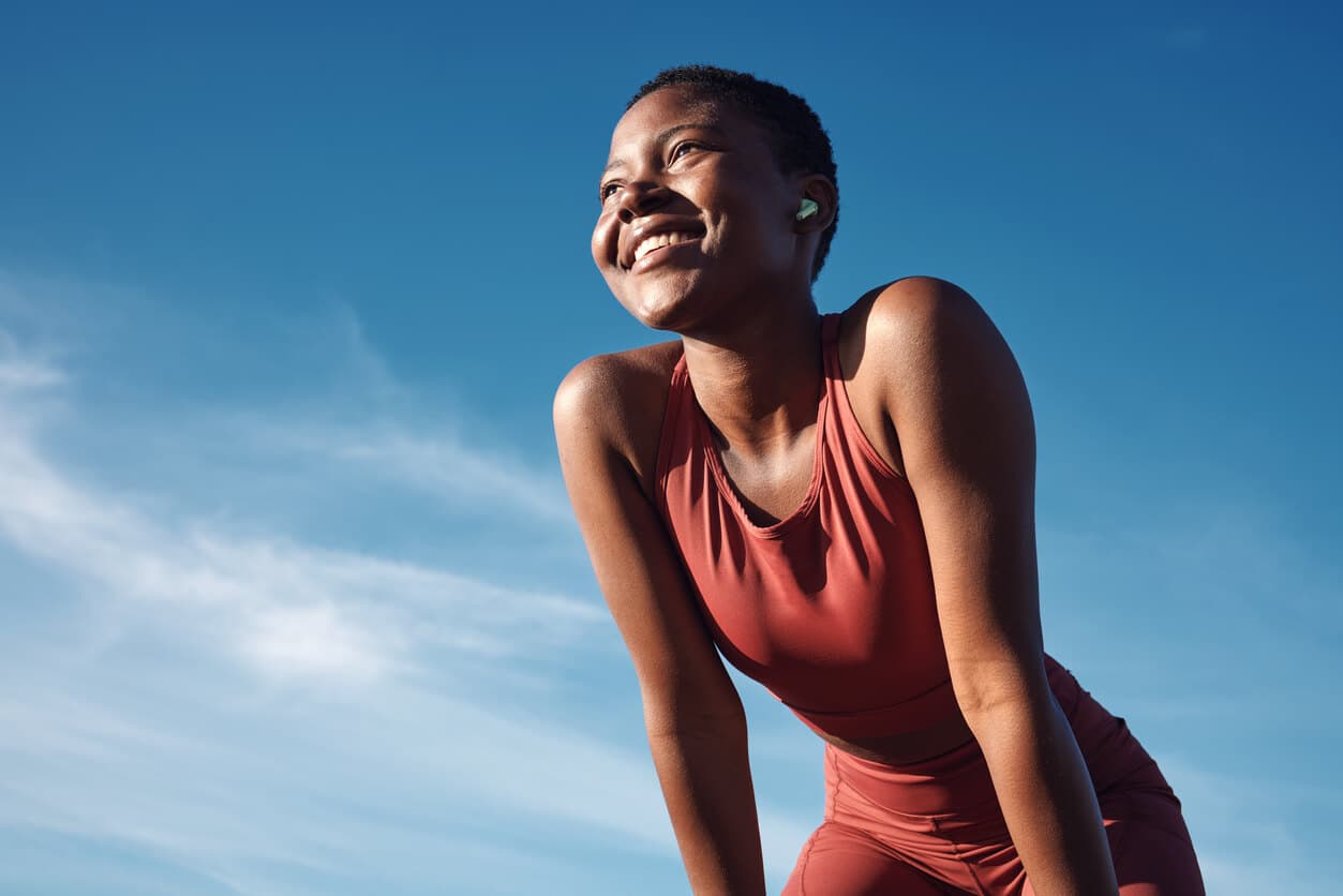 Mulher jovem em roupas esportivas ao ar livre