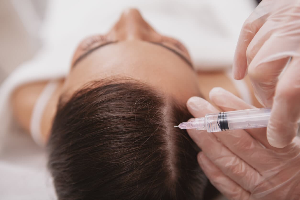 Paciente deitada durante procedimento de terapia injetável