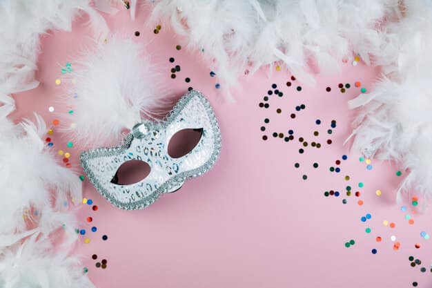 máscara de acessórios de carnaval em um fundo rosa