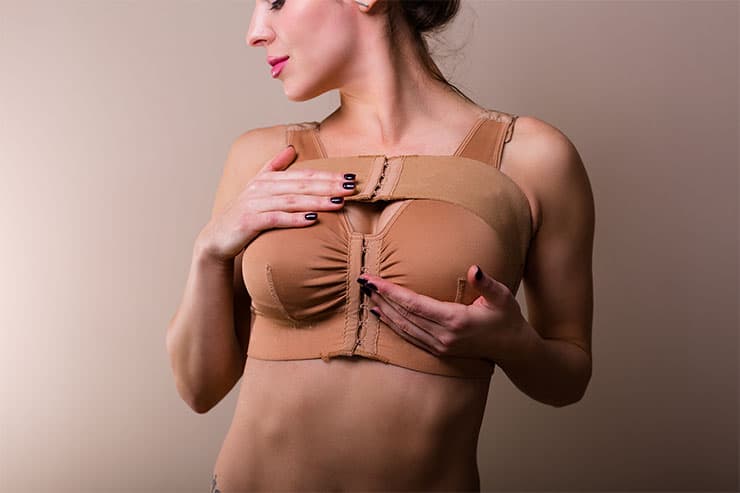 saiba o momento certo de parar de usar o sutiã cirúrgico, assim como dicas de qual escolher após a mamoplastia