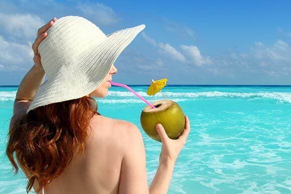 mulher bebendo água de coco