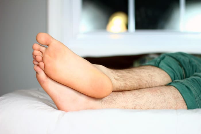 pés masculinos